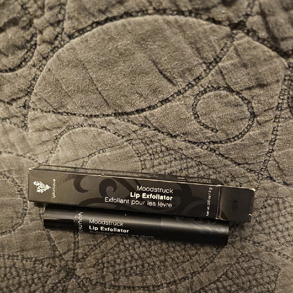 Younique Moodstruck Lip Exfoliator - Black